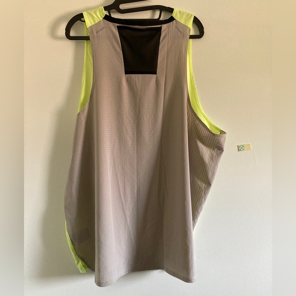 🔥🔥NWT Nike Trail Rise 365 Running Reflective Yellow Tank - Picture 2 of 8